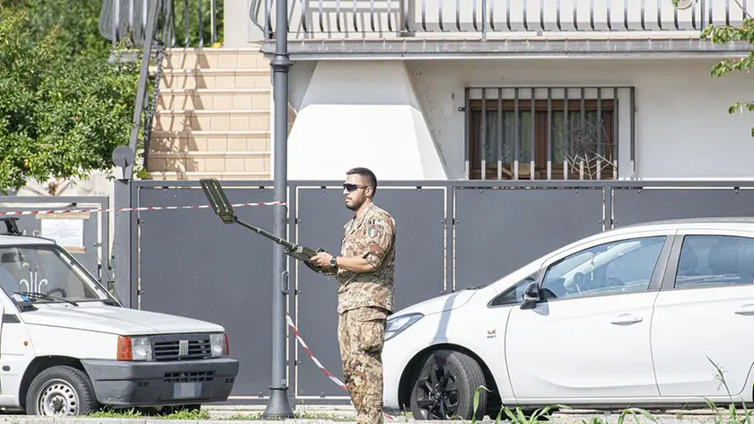 Un artificiere con metal detector davanti alla casa dove è avvenuto lo scoppio