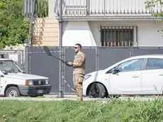 Un artificiere con metal detector davanti alla casa dove è avvenuto lo scoppio