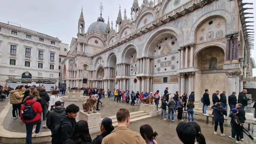 La lunga coda dei turisti in attesa di entrare a San Marco (ph Tagliapietra/Interpress)