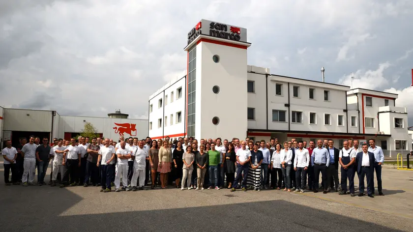 Foto di gruppo per i dipendenti della San Marco Group nella sede di Marcon