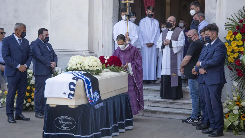 Il feretro con la sciarpa dell'Inter (Foto Vianello)