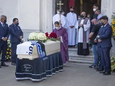 Il feretro con la sciarpa dell'Inter (Foto Vianello)