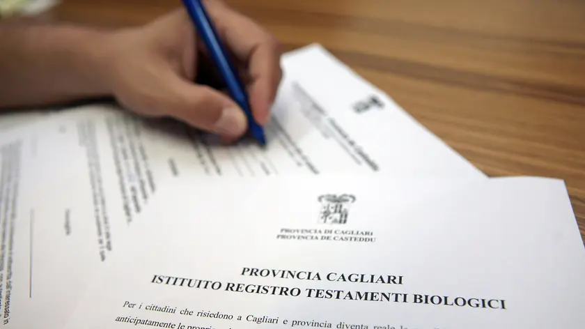Un citadino compila i moduli per l'iscrizione del testamento biologico nel Registro della Provincia di Cagliari in un'immagine del 30 settembre 2009. Il Disegno di legge sul testamento biologico approda domani mattina in Aula alla Camera, alle 11,00, e si annuncia scontro. Il voto finale è slittato all' inizio di aprile. Sul tavolo due i nodi 'caldi': obbligo di alimentazione e idratazione del paziente, e la relazione col medico, che non è vincolato a seguire le dichiarazioni anticipate di trattamento (Dat). Il testo che la Camera si appresta ad esaminare è stato modificato rispetto a quello del Senato, e dovrà dunque tornare a Palazzo Madama per il via libera definitivo. ANSA/GIUSEPPE UNGARI