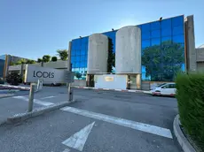 Bimba morta in auto dimenticata dal padre, che lavora alla Lodes (foto Pòrcile)