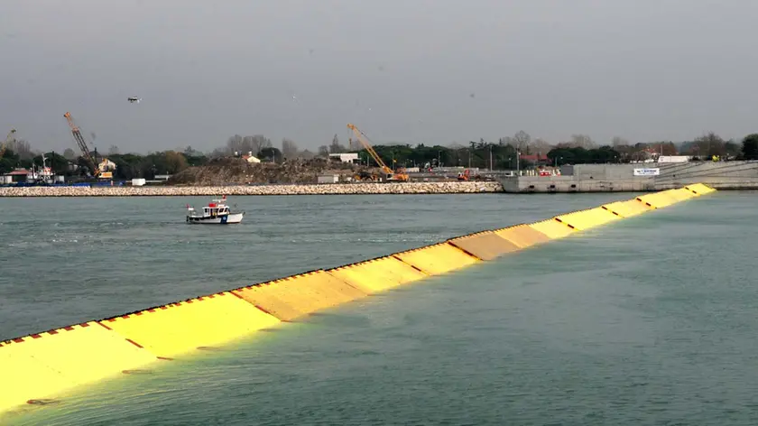 Mose in azione alla bocca di porto del Lido