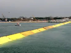 Mose in azione alla bocca di porto del Lido