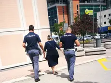 La polizia scorta la destinataria del pacco verso la sede delle poste centrali in via Torino