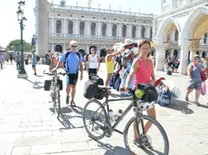 Ciclisti con le bici in piazza San Marco