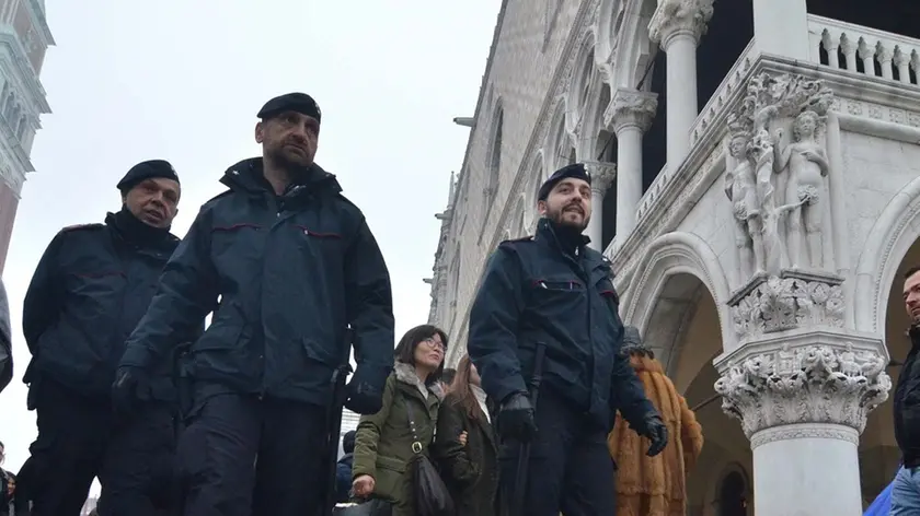 Interpress/M.Tagliapietra Venezia 30.01.2016.- Carnevale. Maschere, folla e Forze dell'ordine. Piazza San Marco.