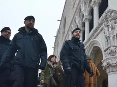 Interpress/M.Tagliapietra Venezia 30.01.2016.- Carnevale. Maschere, folla e Forze dell'ordine. Piazza San Marco.