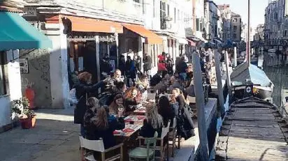 Il tradizionale aperitivo in Fondamenta degli Ormesini