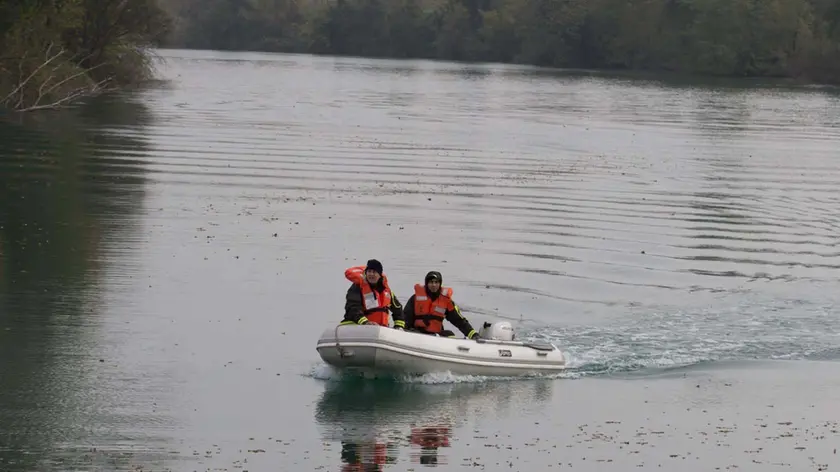 SOmmozzitori dei vigili del fuoco che hanno scandagliato il fiume