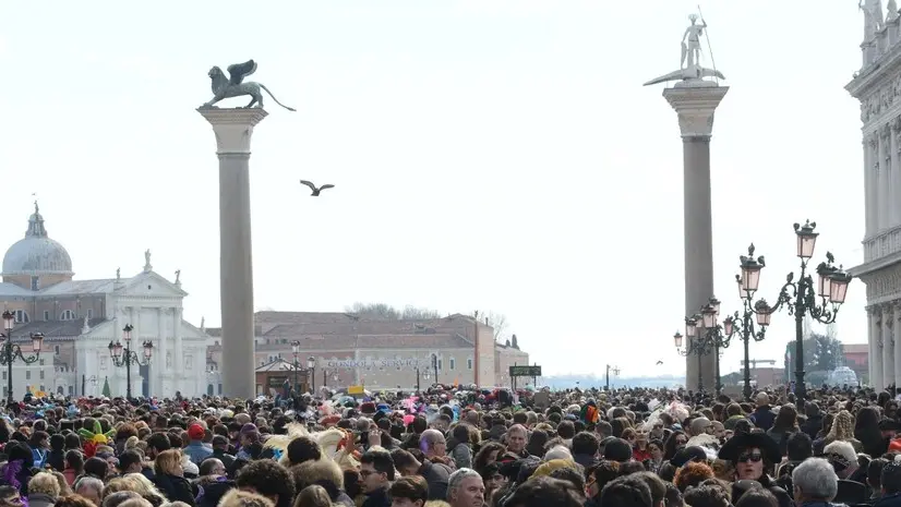 Interpress/M.Tagliapietra Venezia 26.02.2017.- Carnevale. Volo Dell'Aquila, Melissa Satta. Piazza San Marco.