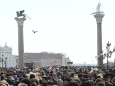 Interpress/M.Tagliapietra Venezia 26.02.2017.- Carnevale. Volo Dell'Aquila, Melissa Satta. Piazza San Marco.