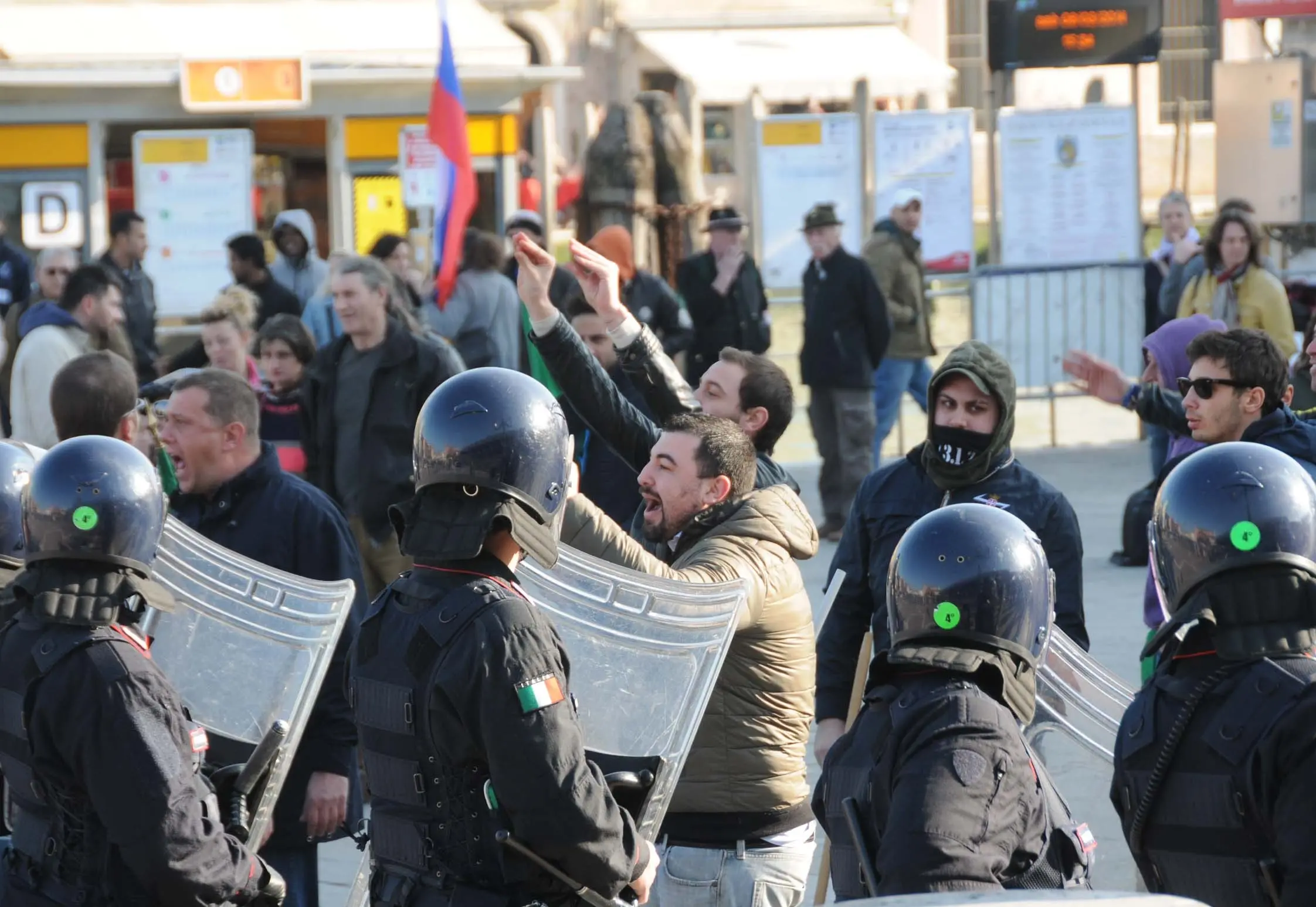 Faccia a faccia tra Forza Nuova e Centro sociali in occasione di un comizio del 2014