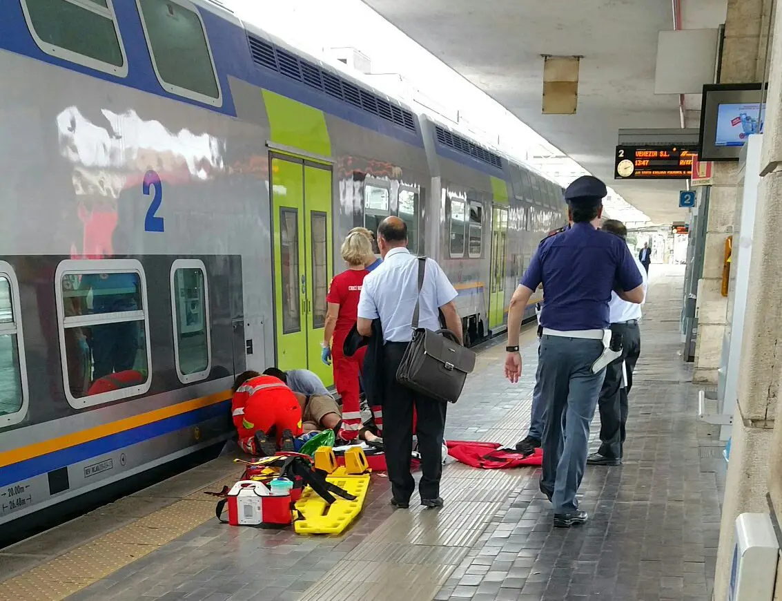 Le operazioni di soccorso in stazione (foto Bianchi)