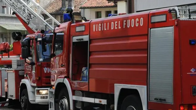 Belluno, 30 giugno 2010. una bombola esplode in un appartamente di via caffi. - Sopra l'autoscala utilizzata per salire al terzo piano dell'edificio interessato dalle fiamme