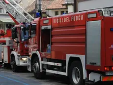 Belluno, 30 giugno 2010. una bombola esplode in un appartamente di via caffi. - Sopra l'autoscala utilizzata per salire al terzo piano dell'edificio interessato dalle fiamme