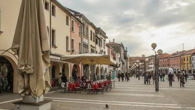 Piazza Ferretto, sulla sinistra Snack Bar Jasmine