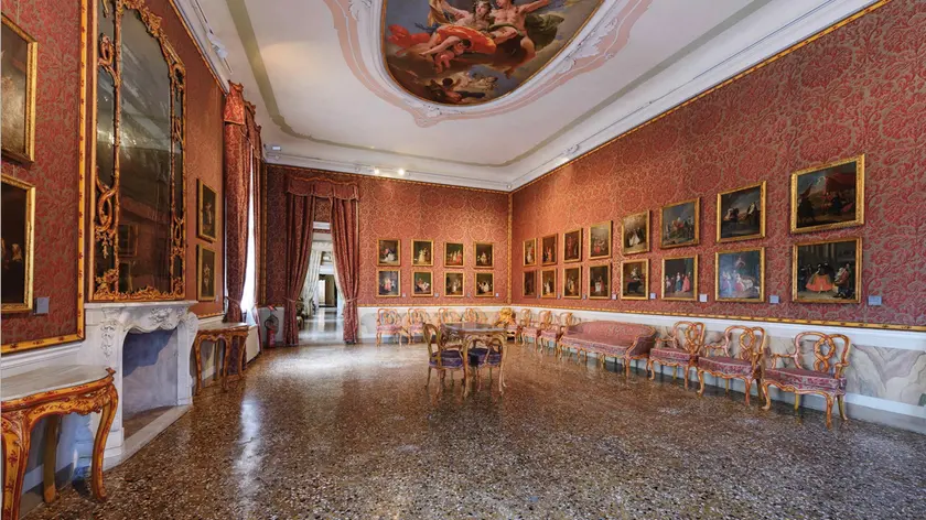La sala dei dipinti di Roberto Longhi con il soffitto del Tiepolo