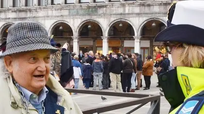 Interpress/Gf.Tagliapietra. 24.11.2016.- Aldo Rosso si inatena al pilone di Piazza San Maco.
