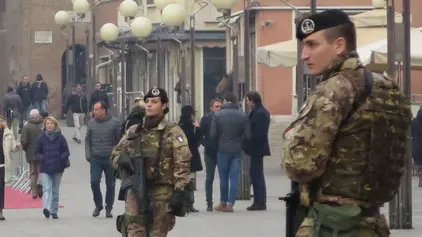 GIORNALISTA: Furlan.AGENZIA FOTO: Candussi.LUOGO: piazza Ferretto, Mestre.DESCRIZIONE: Polizia Locale e militari dell'Esercito pattugliano il centro di Mestre