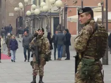 GIORNALISTA: Furlan.AGENZIA FOTO: Candussi.LUOGO: piazza Ferretto, Mestre.DESCRIZIONE: Polizia Locale e militari dell'Esercito pattugliano il centro di Mestre