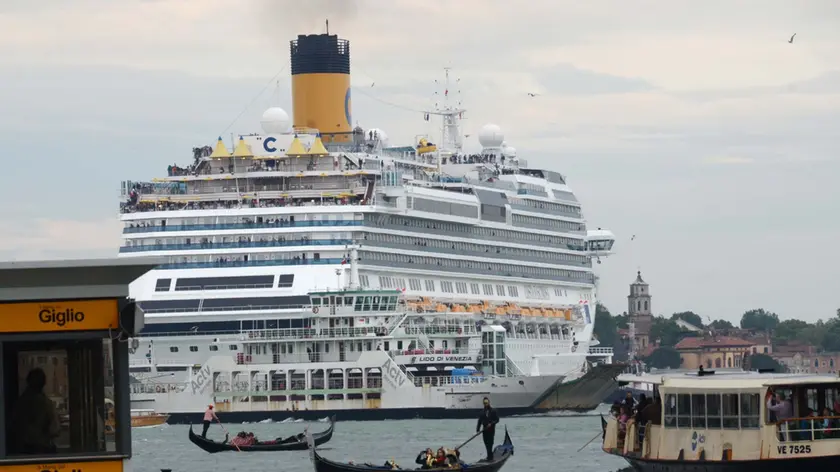 Interpress/Mazzega Vitucci Venezia, 29.04.2014.- Grandi Navi, Passaggio della Costa Fascinosa, ieri alle ore 18.00, in Bacino San Marco.-