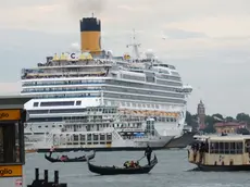 Interpress/Mazzega Vitucci Venezia, 29.04.2014.- Grandi Navi, Passaggio della Costa Fascinosa, ieri alle ore 18.00, in Bacino San Marco.-