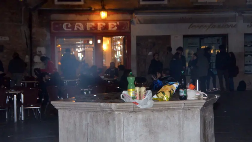 Interpress/Mazzega Venezia, 20.04.2016.- Polizia Locale, Controlli in Campo Santa Margherita.- Nella foto birre sopra il pozzo