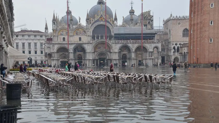 Interpress/Gf.Tagliapietra.09.01.2016.- Acqua alta a Venezia. Nella foto Piazza San Marco.