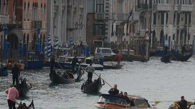 Interpress/M.Tagliapietra Venezia 18.11.2013.- Traffico in Canal Grande a Rialto.
