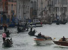 Interpress/M.Tagliapietra Venezia 18.11.2013.- Traffico in Canal Grande a Rialto.