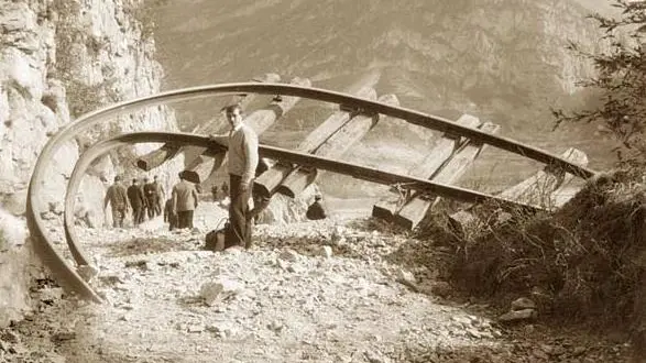 Le rotaie della linea ferroviaria contorte dalla forza dell'onda del Vajont