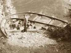 Le rotaie della linea ferroviaria contorte dalla forza dell'onda del Vajont