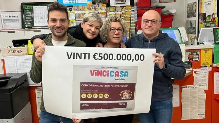 Daniele Pillon con i collaboratori della sua tabaccheria di Ceggia