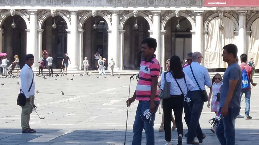 Interpress/Gf Tagliapietra. 25.06.2015.- Piazza San Marco, venditori abusivi di selfi e grano.