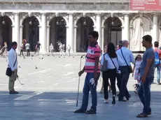 Interpress/Gf Tagliapietra. 25.06.2015.- Piazza San Marco, venditori abusivi di selfi e grano.