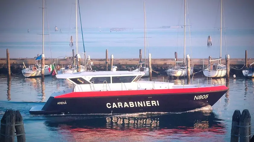 I carabinieri hanno sanzionato il pescatore con una multa da 2500 euro
