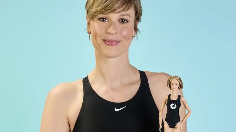 Federica Pellegrini con la sua Barbie