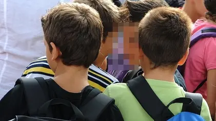 I bambini con lo zaino all'apertura dell'anno scolastico all'Istituto Comprensivo Uruguay "Maria Stern Nuovo" in Via di Settebagni a Roma oggi 12 settembre 2011. ANSA Mario De Renzis