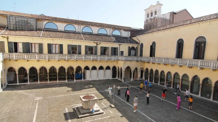 AGOSTINI VENEZIA 12.03.2007.- LICEO MARCO FOSCARINI. CHIOSTRO.- INTERPRESS -