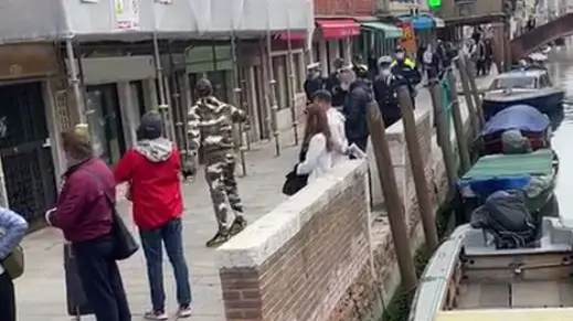 Il giovane senza mascherina multato dai vigili a Cannaregio