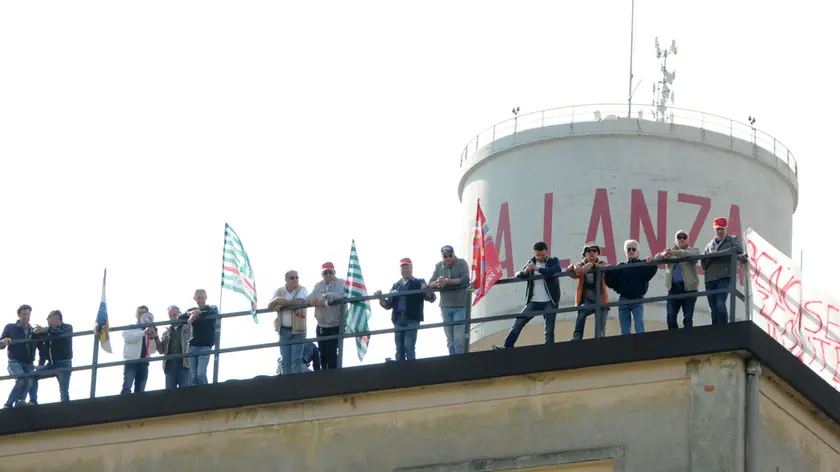 Gli operai di Zeolite durante una protesta