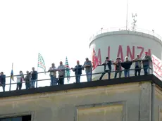 Gli operai di Zeolite durante una protesta