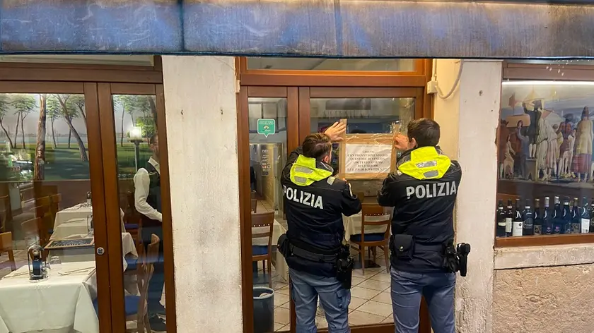 Uno dei due ristoranti coinvolti nella rissa di sabato scorso a San Lio, chiuso dagli agenti della polizia di Stato
