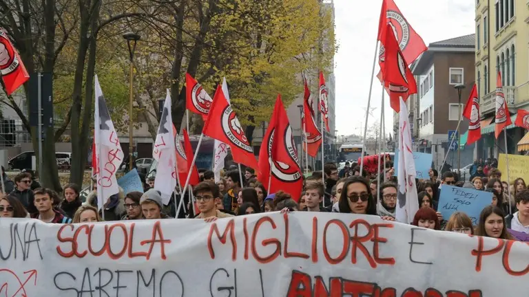 Foto Agenzia Candussi/ Scattolin/ Mestre, via Piave/ Manifestazione degli studenti delle scuole superiori