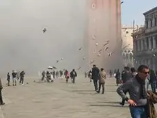 Un fumogeno acceso durante un tentativo di rapina in piazza San Marco a Venezia, 17 marzo 2017. Hanno tentato un furto in una gioielleria ma, scoraggiati dalla presenza di forze dell'ordine nell'area, hanno desistito e sono fuggiti parandosi la fuga con un l'accesione di un fumogeno. ANSA / Foto presa da Facebook +++ATTENZIONE LA FOTO NON PUO' ESSERE PUBBLICATA O RIPRODOTTA SENZA L'AUTORIZZAZIONE DELLA FONTE DI ORIGINE CUI SI RINVIA+++