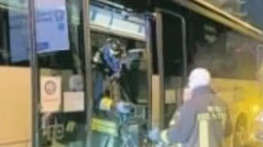 I vigili del fuoco intervenuti sull’autobus a Portogruaro
