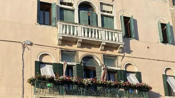 Il palazzo nel quale si trova uno degli alloggi in vendita, a Castello